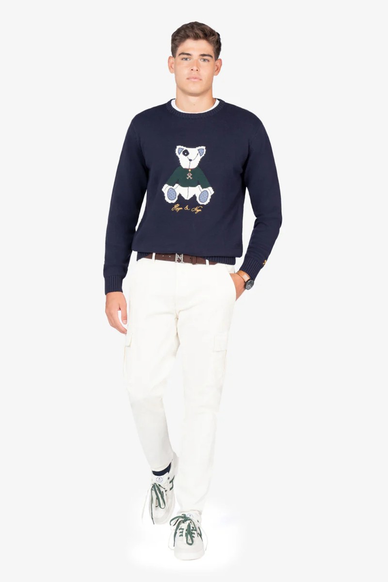  Jersey de punto en algodón con oso bordado en el frente, cuello redondo y ajuste Regular Fit, perfecto para un look casual con toque distintivo. 