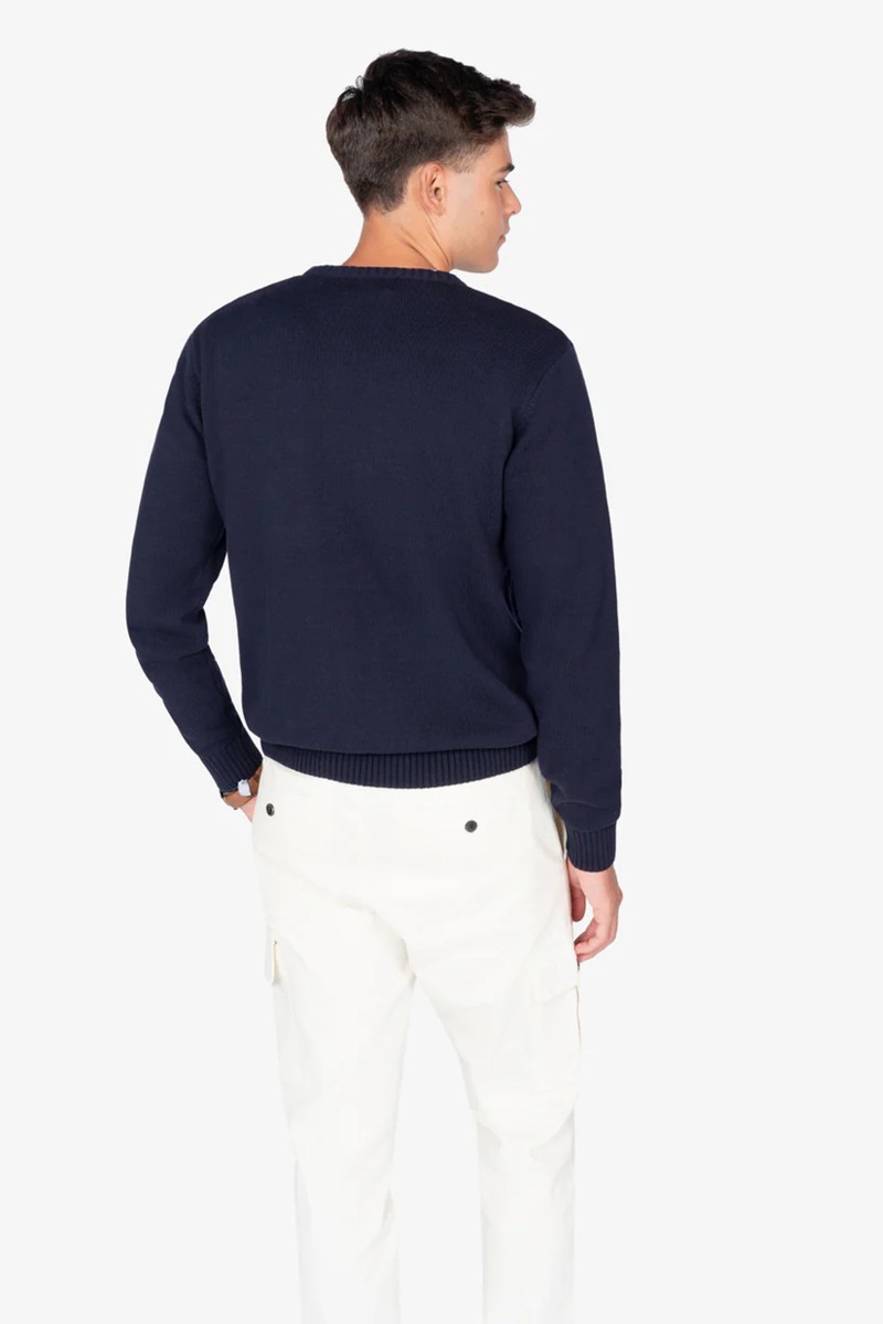  Jersey de punto en algodón con oso bordado en el frente, cuello redondo y ajuste Regular Fit, perfecto para un look casual con toque distintivo. 