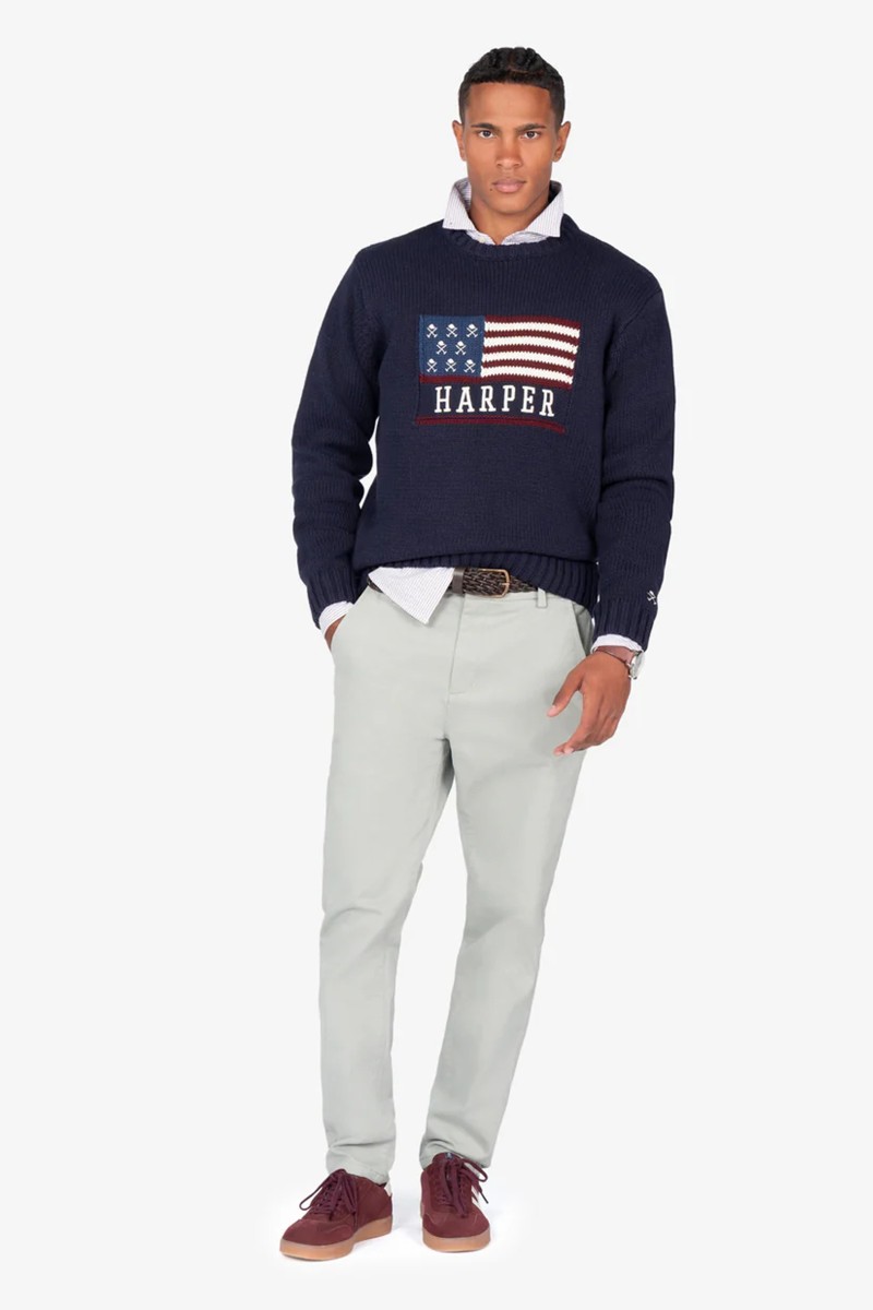 KNT HARPER M20  Jersey de punto en algodón con diseño gráfico de bandera y calavera, corte Regular Fit y acabado de calidad para un look casual con actitud.