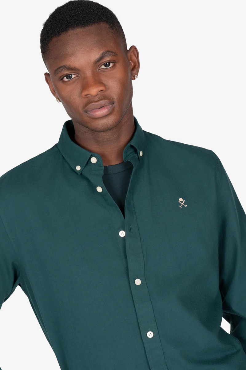  Camisa de corte recto con cuello clásico confeccionada en mezcla de algodón y poliéster, ideal para renovar tu armario con estilo atemporal.  2