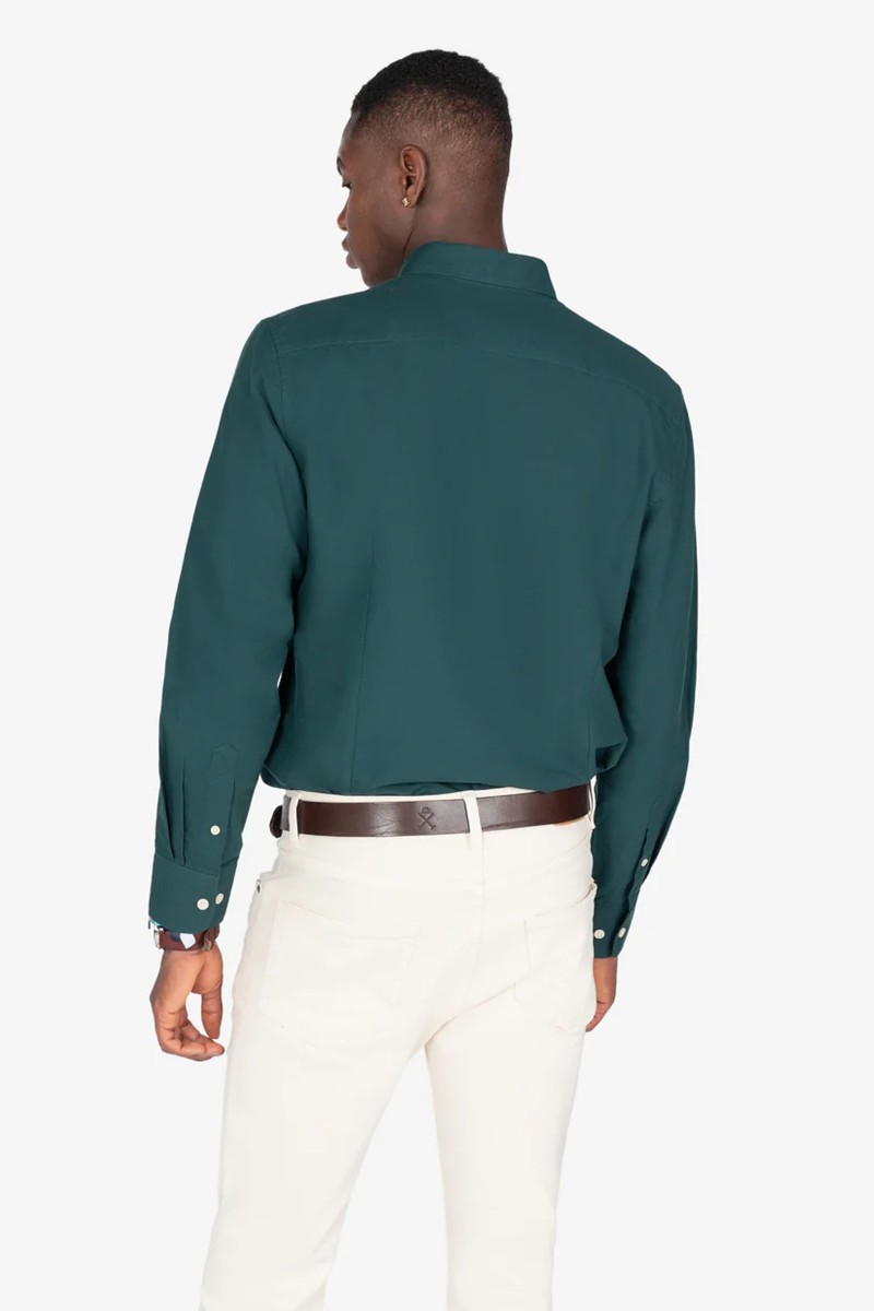  Camisa de corte recto con cuello clásico confeccionada en mezcla de algodón y poliéster, ideal para renovar tu armario con estilo atemporal. 