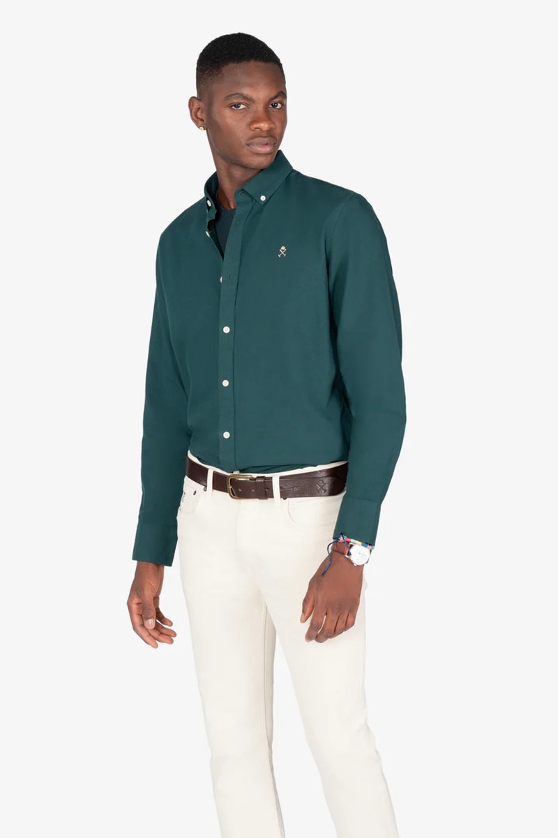  Camisa de corte recto con cuello clásico confeccionada en mezcla de algodón y poliéster, ideal para renovar tu armario con estilo atemporal. 