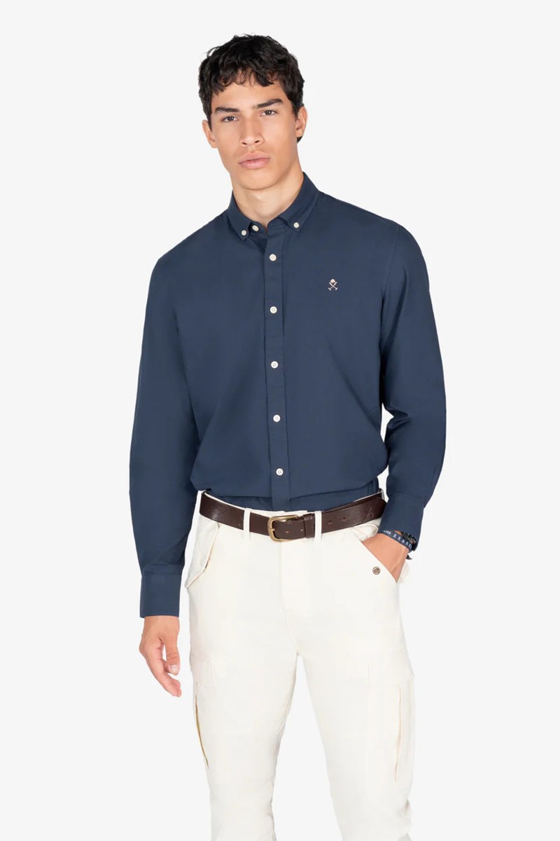  Camisa de corte recto con cuello clásico confeccionada en mezcla de algodón y poliéster, ideal para renovar tu armario con estilo atemporal. 