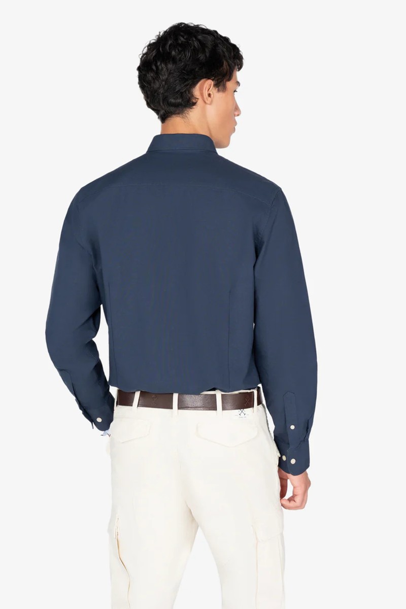 Camisa de corte recto con cuello clásico confeccionada en mezcla de algodón y poliéster, ideal para renovar tu armario con estilo atemporal.  2