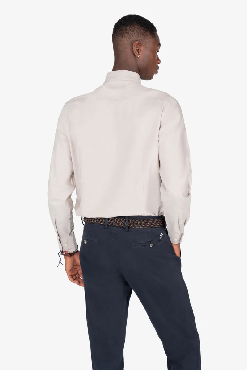SHIRT HARPER M24  Camisa de corte recto con cuello clásico confeccionada en mezcla de algodón y poliéster, ideal para renovar tu armario con estilo atemporal.