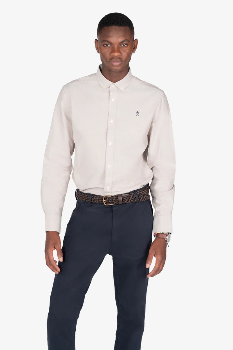  Camisa de corte recto con cuello clásico confeccionada en mezcla de algodón y poliéster, ideal para renovar tu armario con estilo atemporal. 