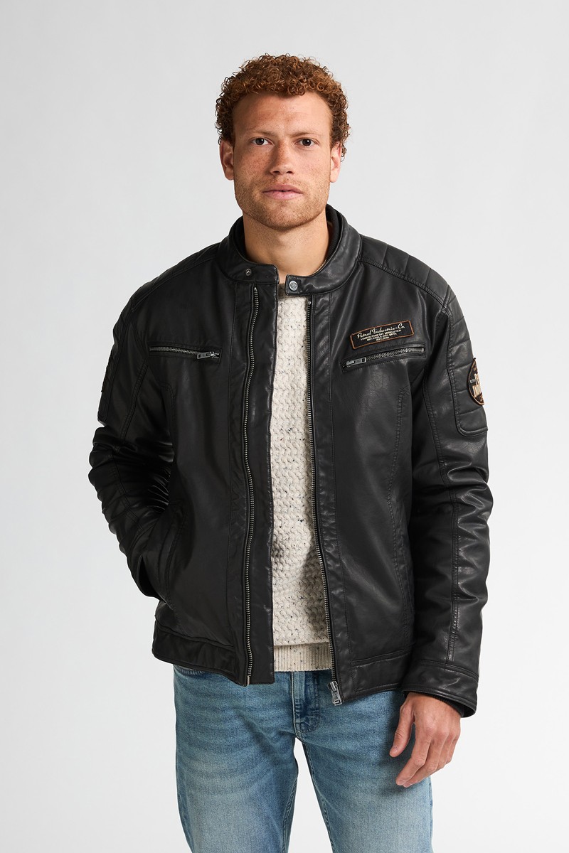  Cazadora de piel vegana estilo biker con cuello mao y detalles metálicos. Un básico atemporal con carácter y estilo Petrol Industries. 