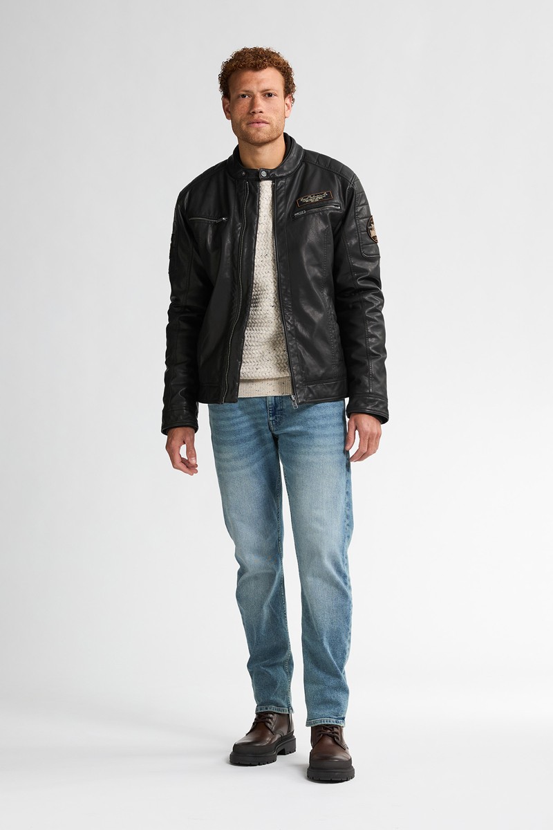  Cazadora de piel vegana estilo biker con cuello mao y detalles metálicos. Un básico atemporal con carácter y estilo Petrol Industries.  2