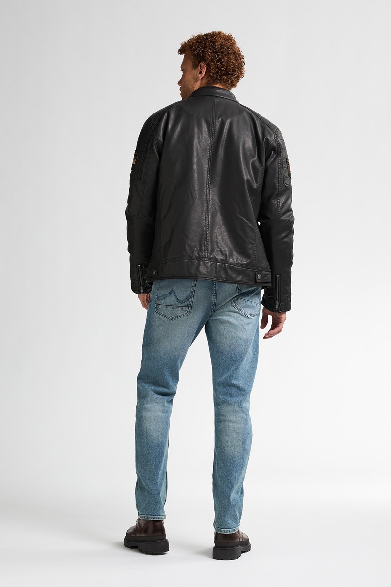  Cazadora de piel vegana estilo biker con cuello mao y detalles metálicos. Un básico atemporal con carácter y estilo Petrol Industries. 