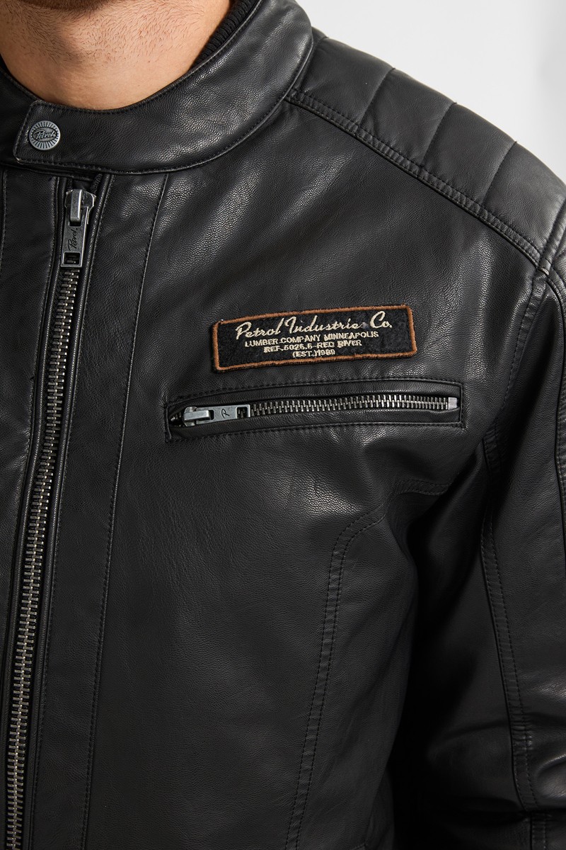  Cazadora de piel vegana estilo biker con cuello mao y detalles metálicos. Un básico atemporal con carácter y estilo Petrol Industries. 