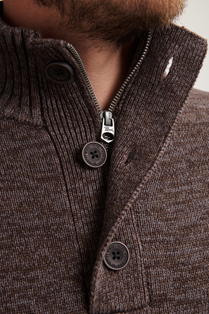  Jersey de punto grueso con cuello alto y cierre de botones. Diseño clásico y cálido de Petrol Industries para looks casuales con estilo. 