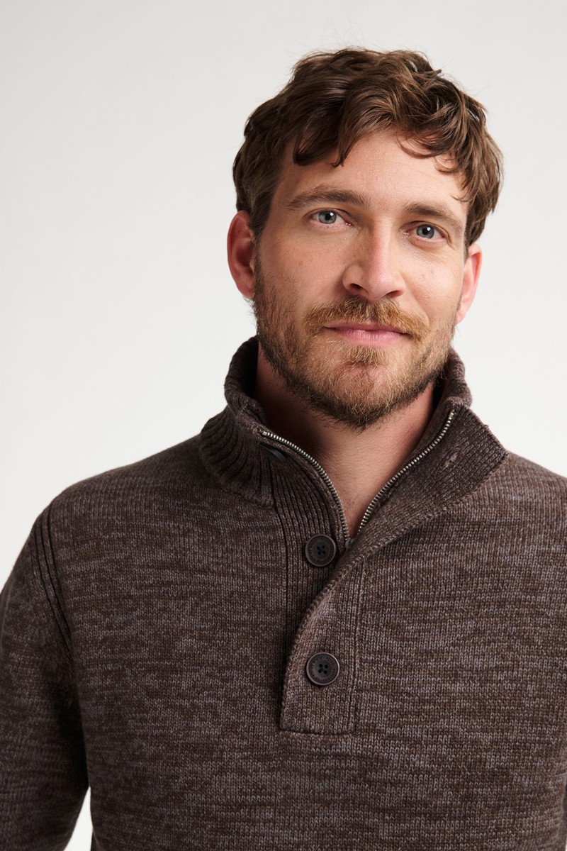  Jersey de punto grueso con cuello alto y cierre de botones. Diseño clásico y cálido de Petrol Industries para looks casuales con estilo. 