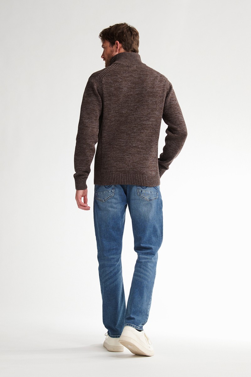  Jersey de punto grueso con cuello alto y cierre de botones. Diseño clásico y cálido de Petrol Industries para looks casuales con estilo. 