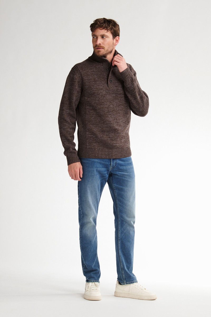  Jersey de punto grueso con cuello alto y cierre de botones. Diseño clásico y cálido de Petrol Industries para looks casuales con estilo. 