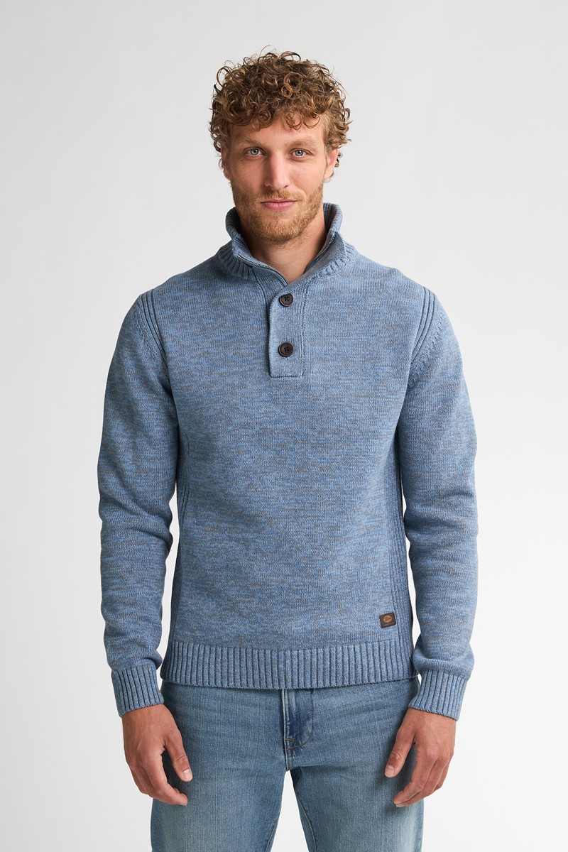  Jersey de cuello alto con botones en punto grueso azul. Una prenda cómoda, cálida y con el estilo inconfundible de Petrol Industries. 