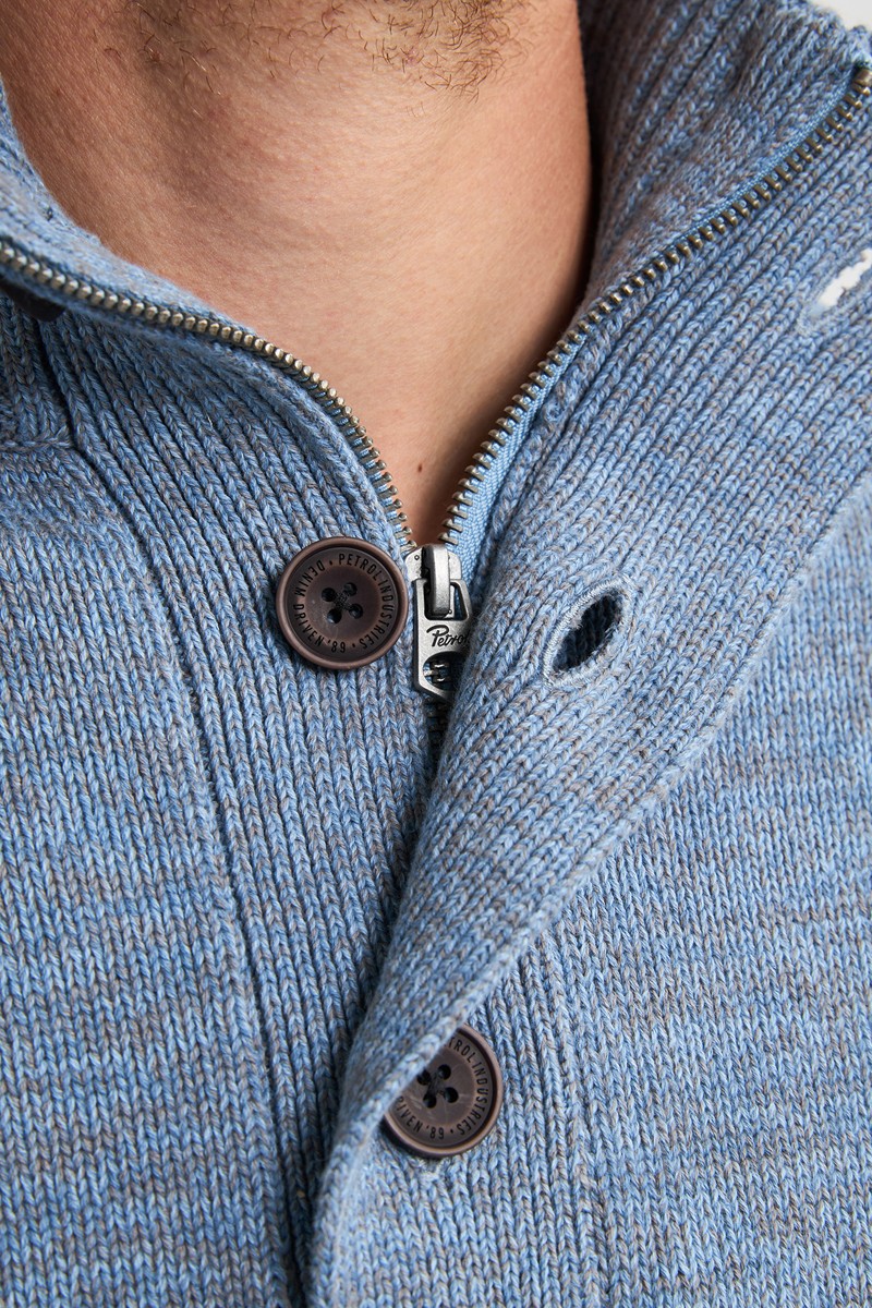  Jersey de cuello alto con botones en punto grueso azul. Una prenda cómoda, cálida y con el estilo inconfundible de Petrol Industries. 