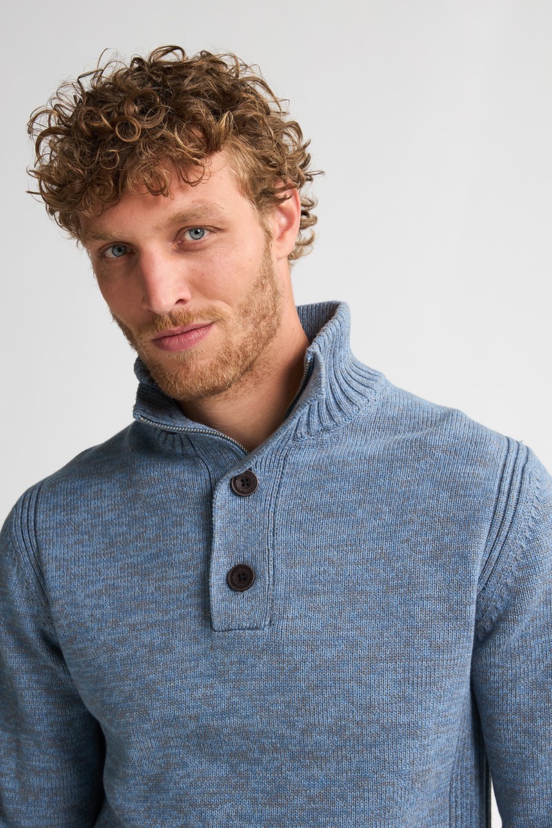  Jersey de cuello alto con botones en punto grueso azul. Una prenda cómoda, cálida y con el estilo inconfundible de Petrol Industries.  2