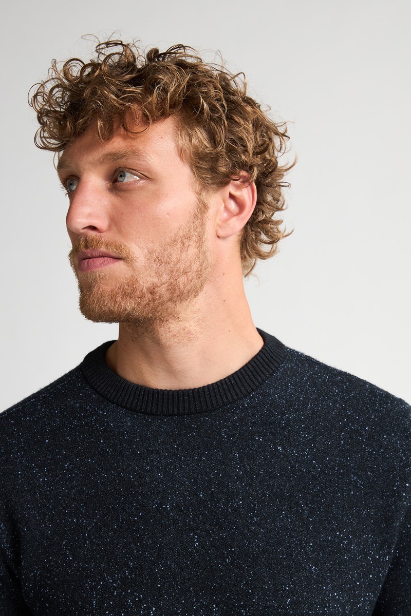  Jersey de punto grueso con efecto moteado y cuello redondo. Un diseño moderno y cálido con el sello auténtico de Petrol Industries.  2