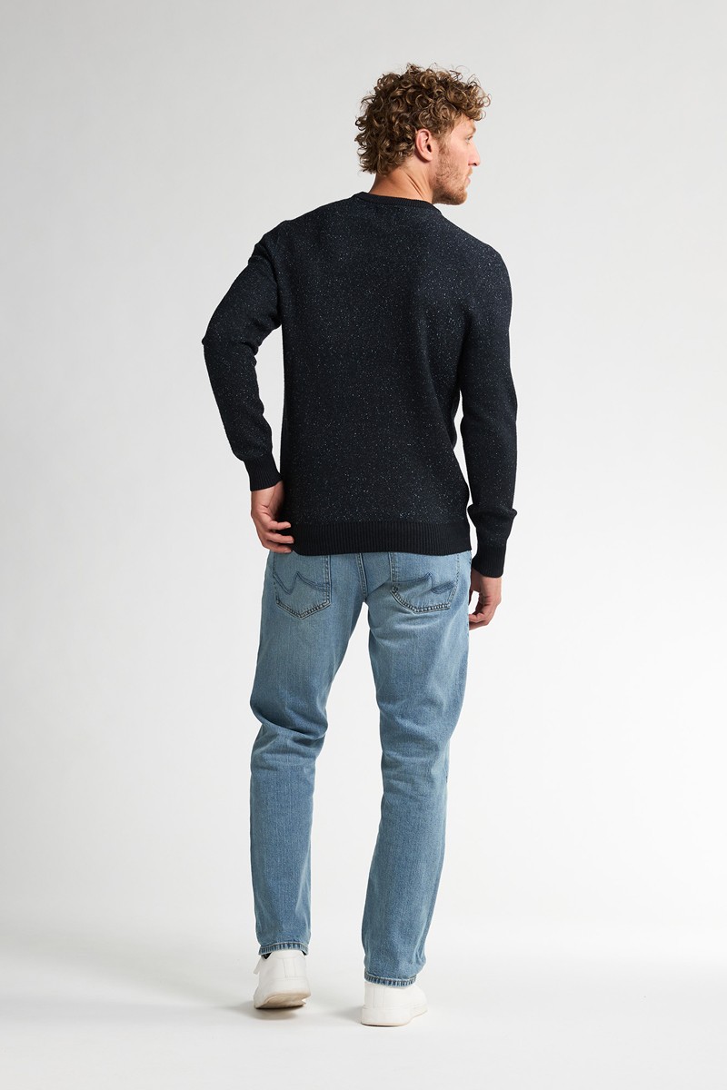  Jersey de punto grueso con efecto moteado y cuello redondo. Un diseño moderno y cálido con el sello auténtico de Petrol Industries. 