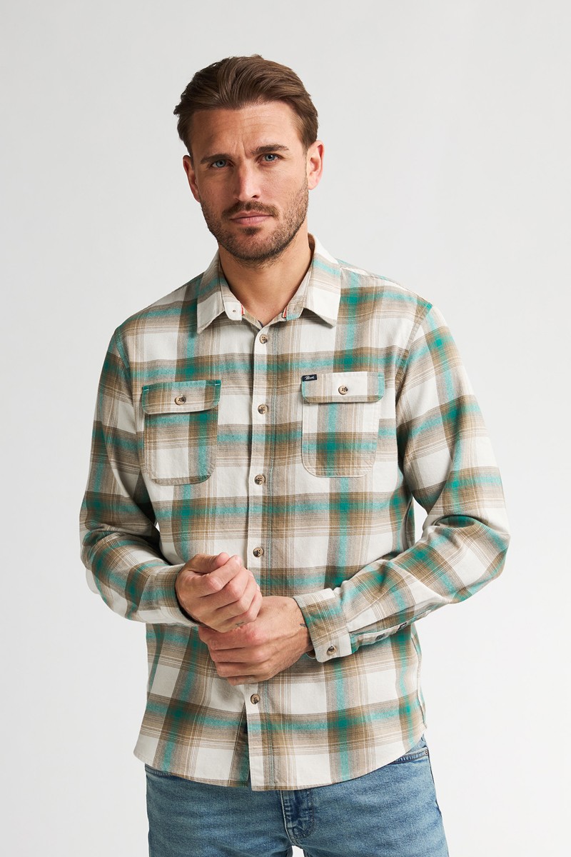  Camisa de cuadros beige y verde con bolsillos frontales. Estilo casual con el inconfundible toque de Petrol Industries. 