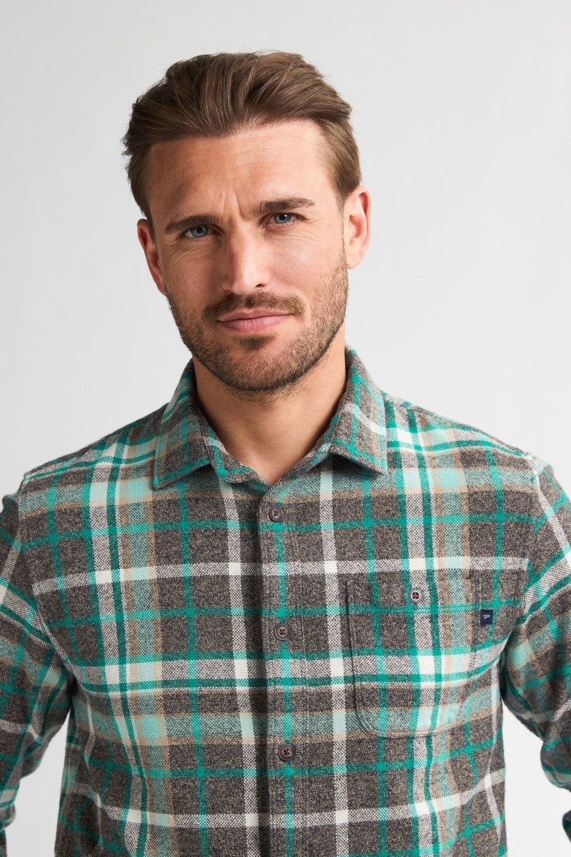  Camisa de cuadros verdes y marrones con textura suave y corte regular. Ideal para un estilo casual con el sello de Petrol Industries. 