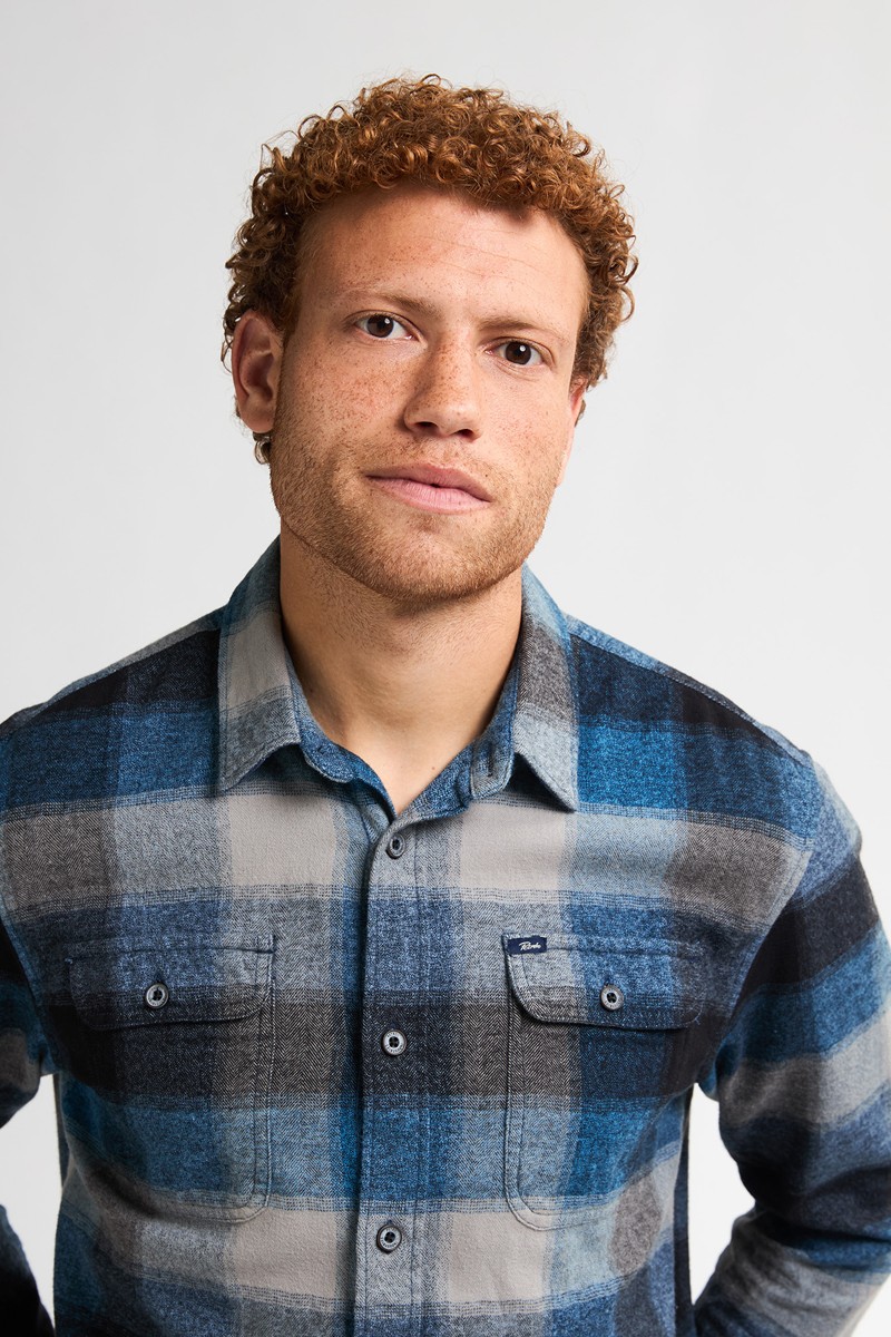  Camisa de cuadros azules y grises con bolsillos frontales y corte regular. Estilo casual con el sello auténtico de Petrol Industries.  2