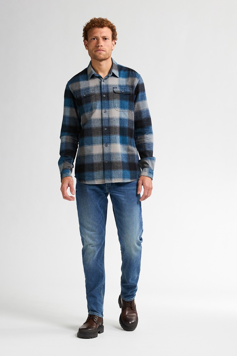  Camisa de cuadros azules y grises con bolsillos frontales y corte regular. Estilo casual con el sello auténtico de Petrol Industries. 