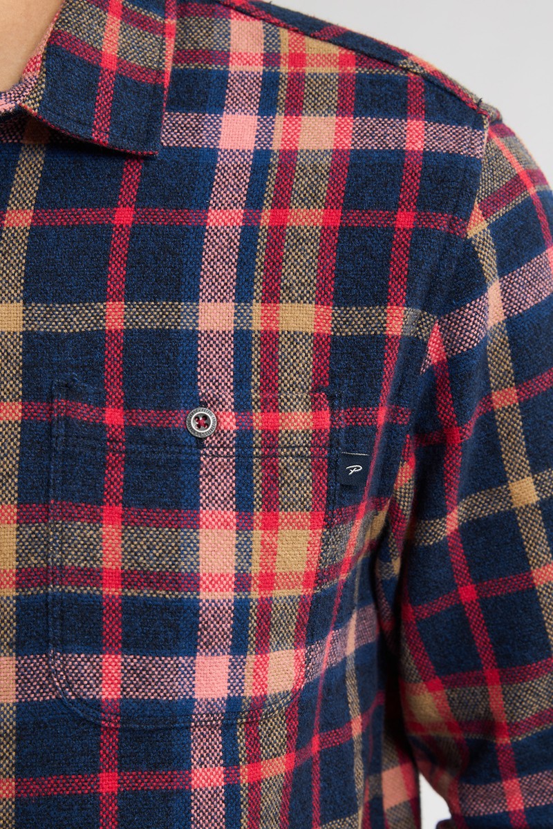  Camisa de cuadros en tonos rojos y azul marino. Un clásico de Petrol Industries que aporta calidez y estilo a cualquier look casual. 