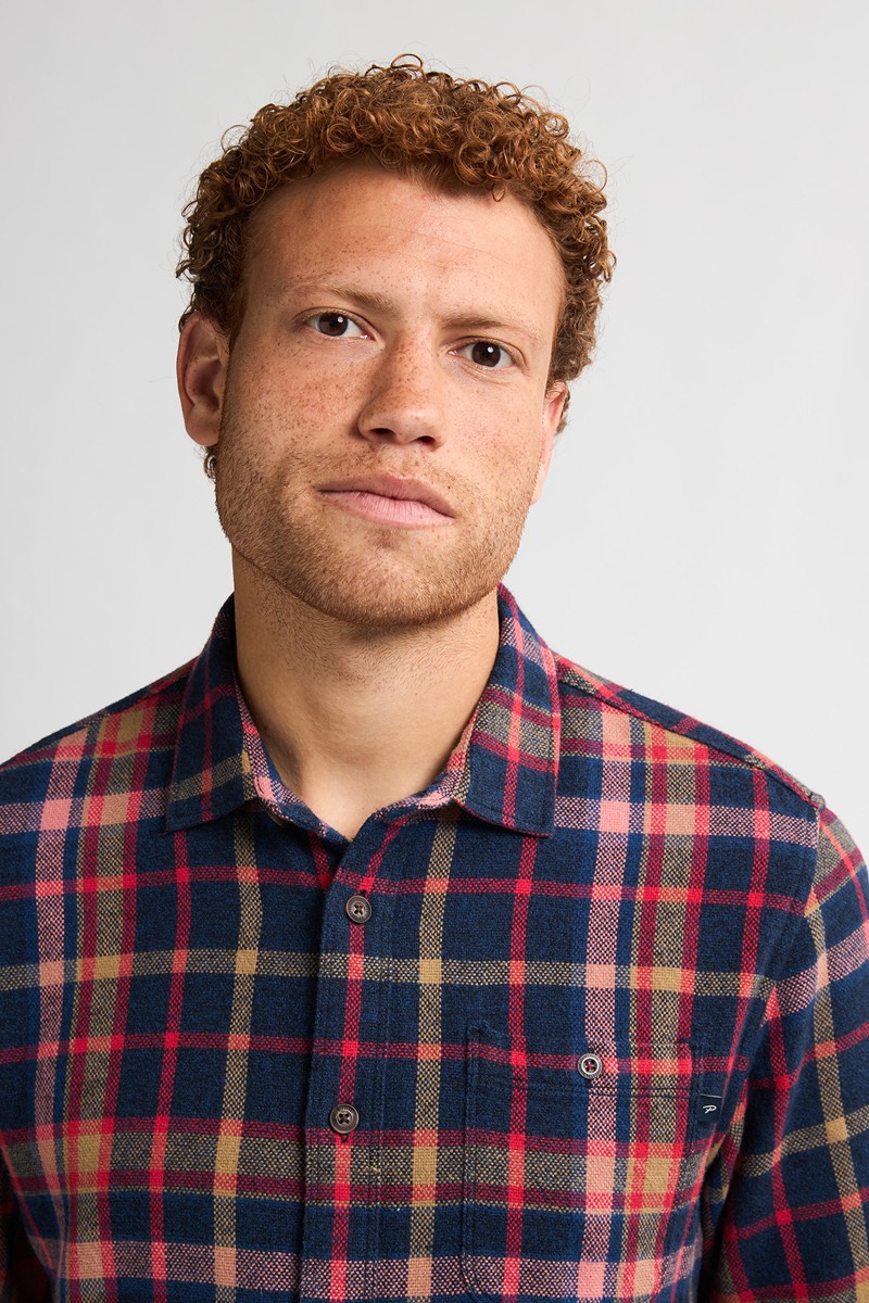  Camisa de cuadros en tonos rojos y azul marino. Un clásico de Petrol Industries que aporta calidez y estilo a cualquier look casual. 