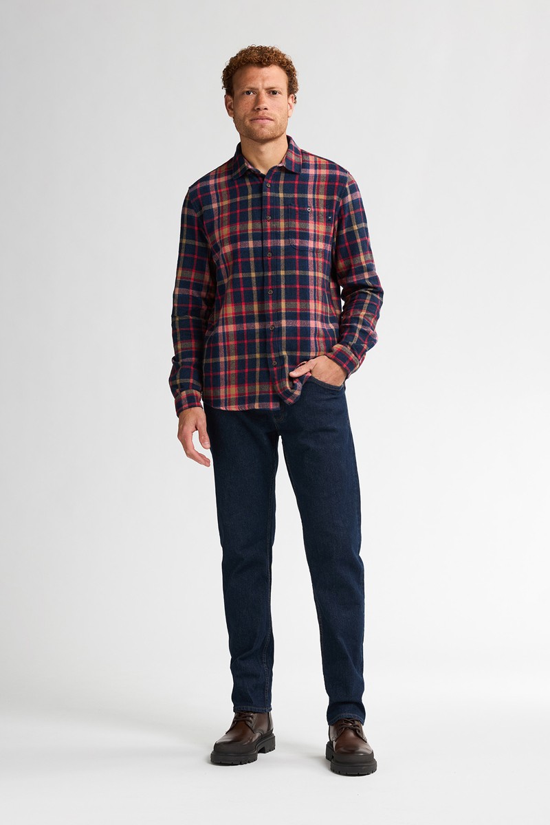  Camisa de cuadros en tonos rojos y azul marino. Un clásico de Petrol Industries que aporta calidez y estilo a cualquier look casual. 