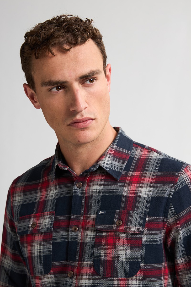  Camisa de cuadros en tonos rojos, grises y azul marino. Diseño clásico de Petrol Industries con tejido cálido y corte regular para un look casual y cómodo.  2
