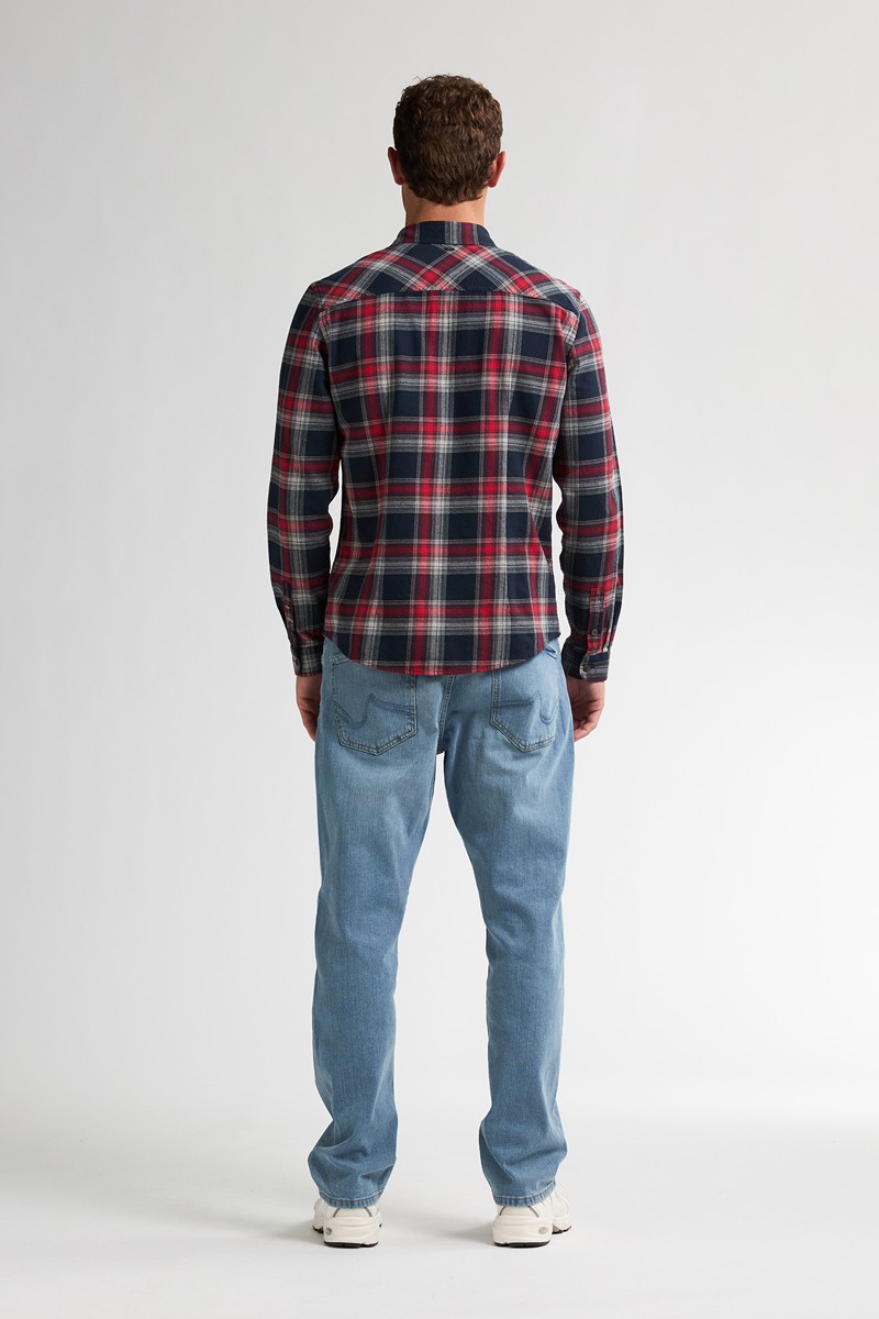  Camisa de cuadros en tonos rojos, grises y azul marino. Diseño clásico de Petrol Industries con tejido cálido y corte regular para un look casual y cómodo. 