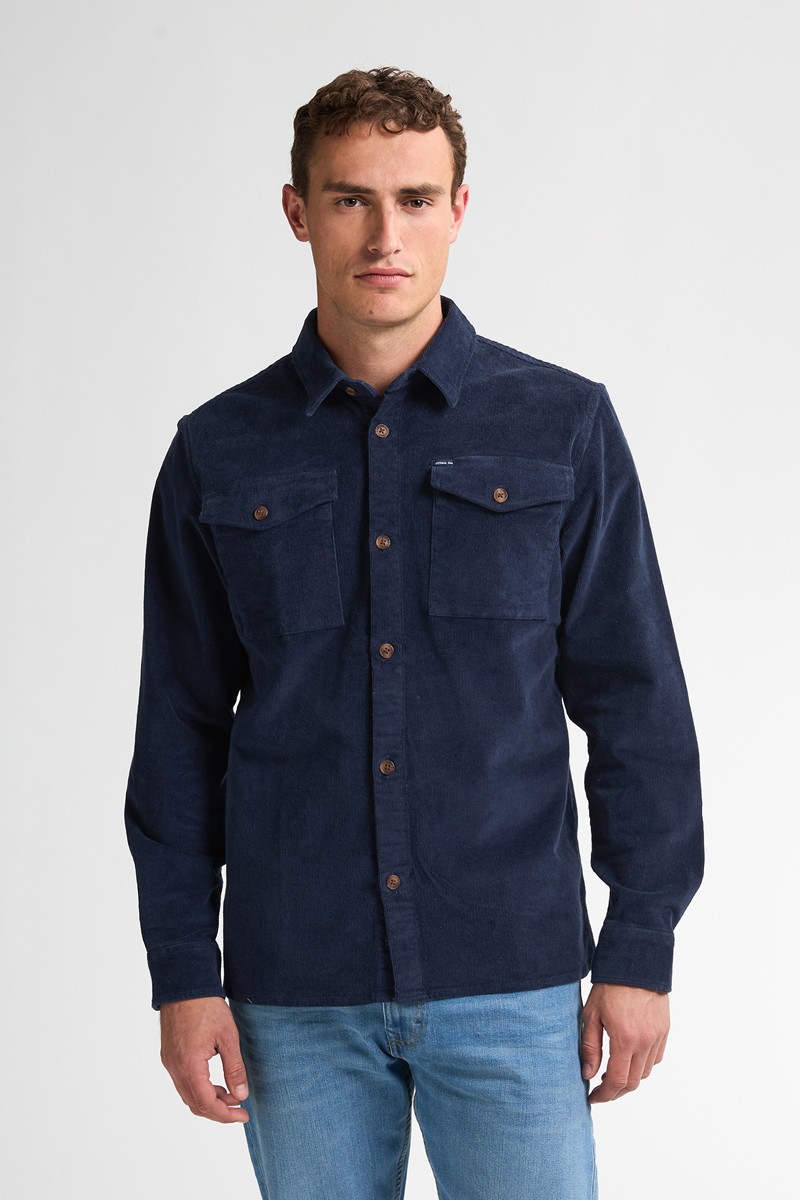  Camisa de pana fina en color azul marino con bolsillos delanteros y cierre de botones. Un básico de Petrol Industries con estilo y comodidad. 