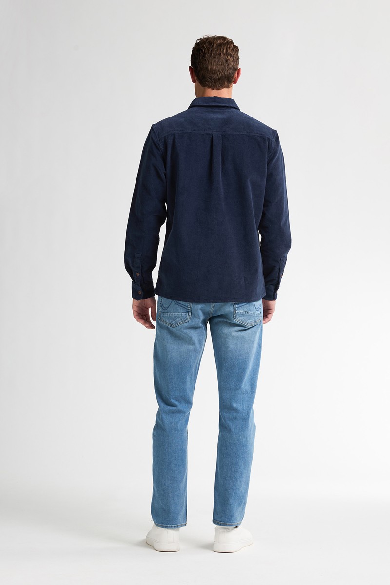  Camisa de pana fina en color azul marino con bolsillos delanteros y cierre de botones. Un básico de Petrol Industries con estilo y comodidad. 