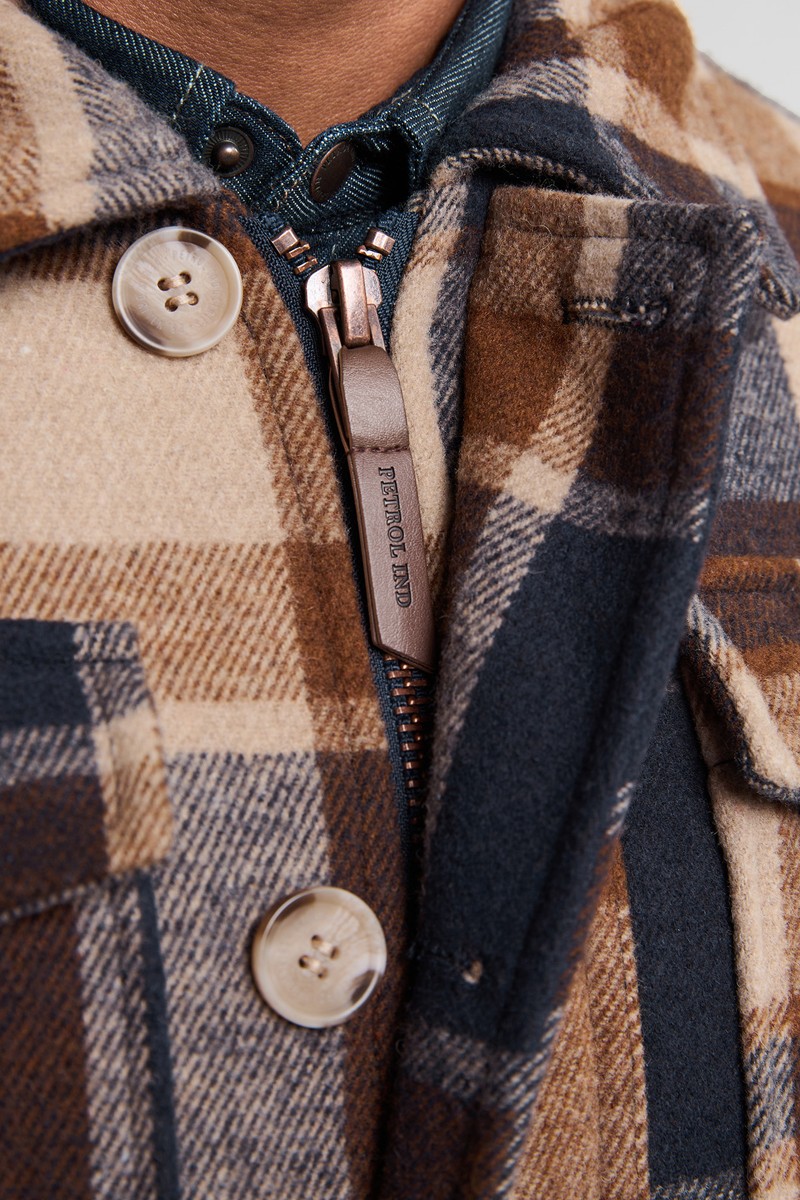  Cazadora de cuadros en tonos marrones y beige de Petrol Industries. Diseño cálido, forro interior y estilo casual con toque lumberjack. 