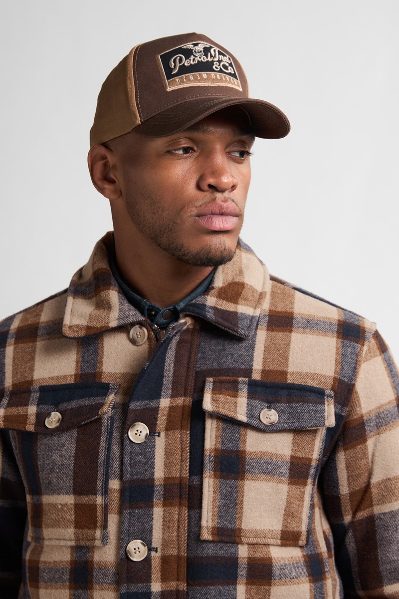  Cazadora de cuadros en tonos marrones y beige de Petrol Industries. Diseño cálido, forro interior y estilo casual con toque lumberjack. 
