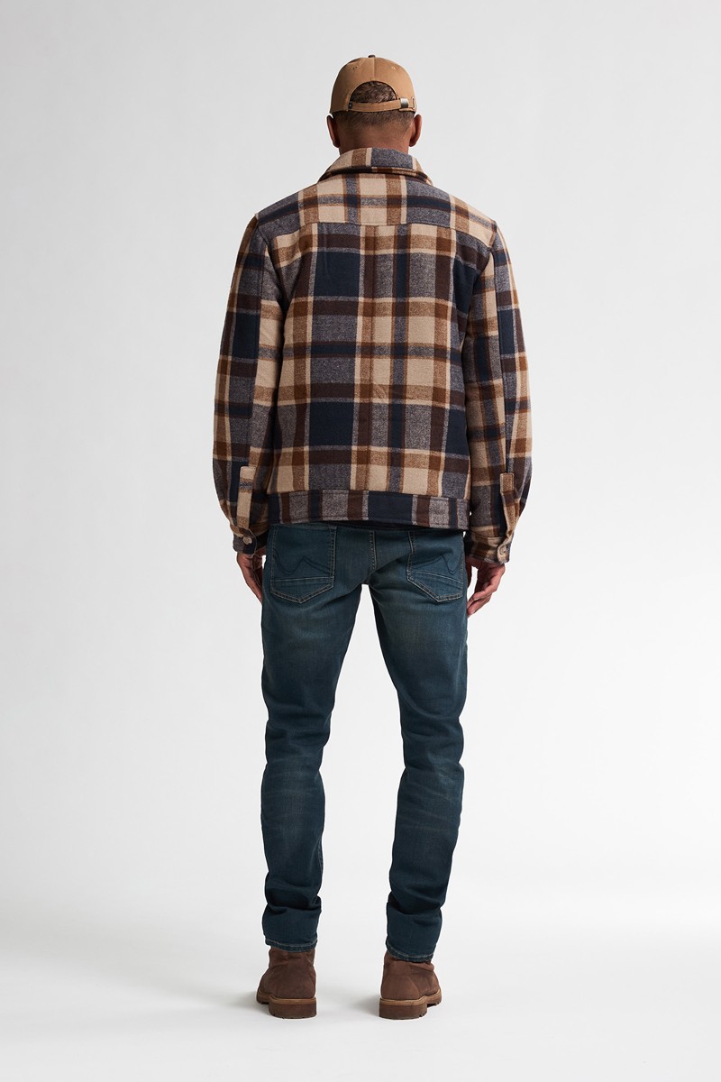  Cazadora de cuadros en tonos marrones y beige de Petrol Industries. Diseño cálido, forro interior y estilo casual con toque lumberjack. 