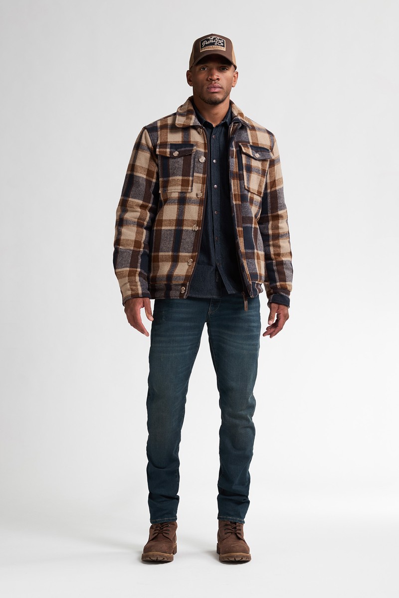  Cazadora de cuadros en tonos marrones y beige de Petrol Industries. Diseño cálido, forro interior y estilo casual con toque lumberjack. 