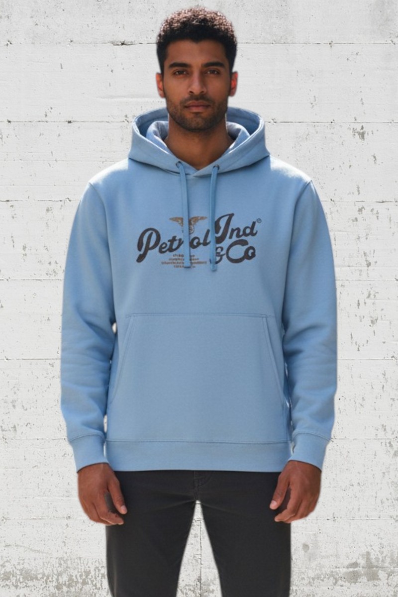  Sudadera Petrol Industries azul con capucha ajustable y logo bordado. Diseño cómodo, moderno y perfecto para un estilo urbano. 
