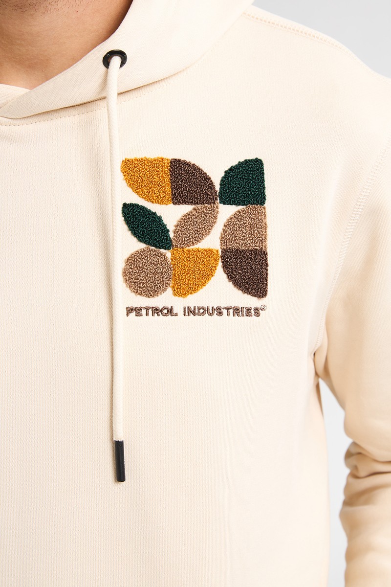  Sudadera beige de Petrol Industries con capucha ajustable y estampado geométrico. Diseño moderno y versátil, ideal para el día a día. 
