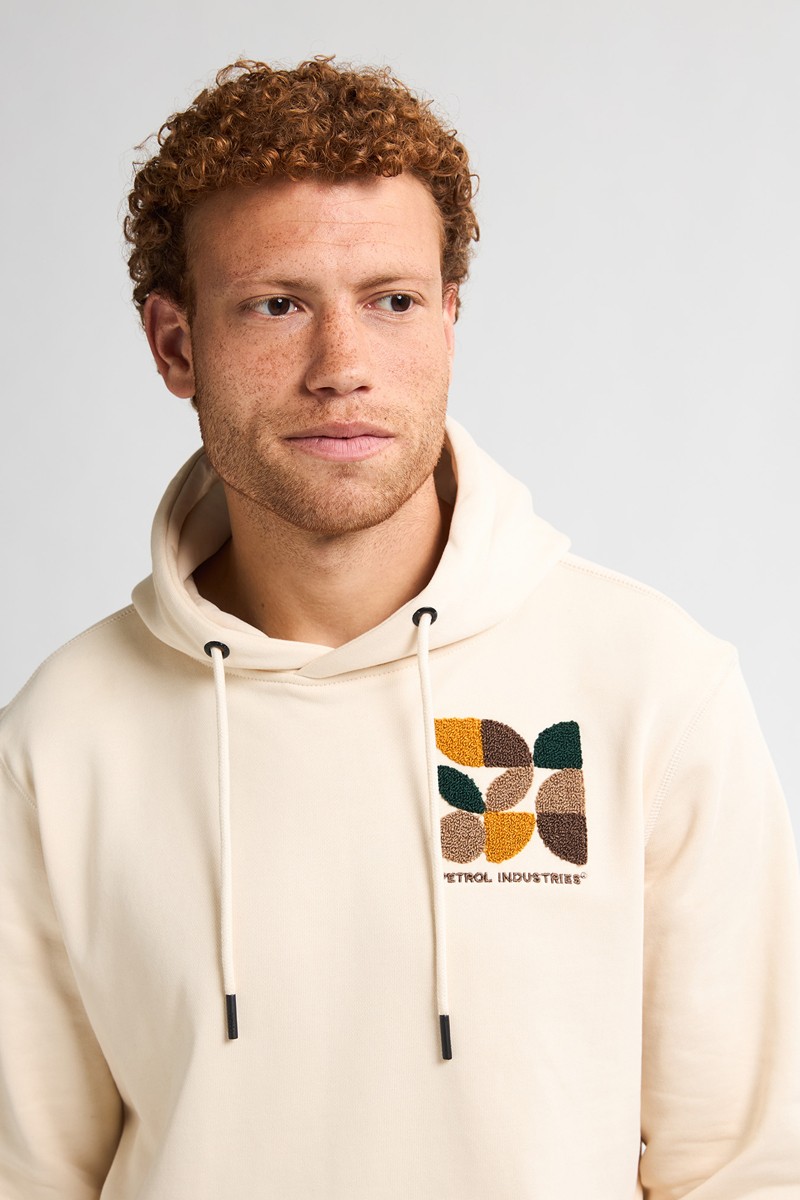  Sudadera beige de Petrol Industries con capucha ajustable y estampado geométrico. Diseño moderno y versátil, ideal para el día a día. 