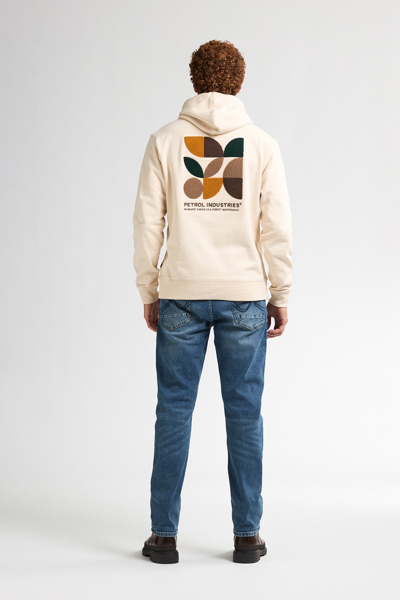  Sudadera beige de Petrol Industries con capucha ajustable y estampado geométrico. Diseño moderno y versátil, ideal para el día a día. 