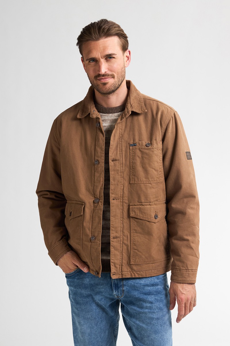  Cazadora marrón Petrol Industries con cuello de borreguito. Diseño cálido, resistente y con estilo casual perfecto para el invierno. 