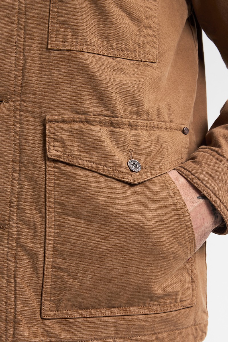  Cazadora marrón Petrol Industries con cuello de borreguito. Diseño cálido, resistente y con estilo casual perfecto para el invierno. 