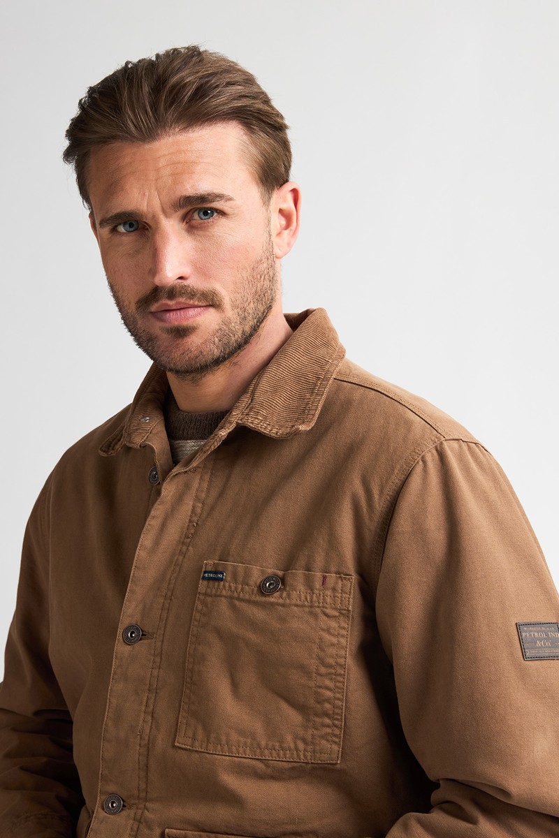 Cazadora marrón Petrol Industries con cuello de borreguito. Diseño cálido, resistente y con estilo casual perfecto para el invierno. 