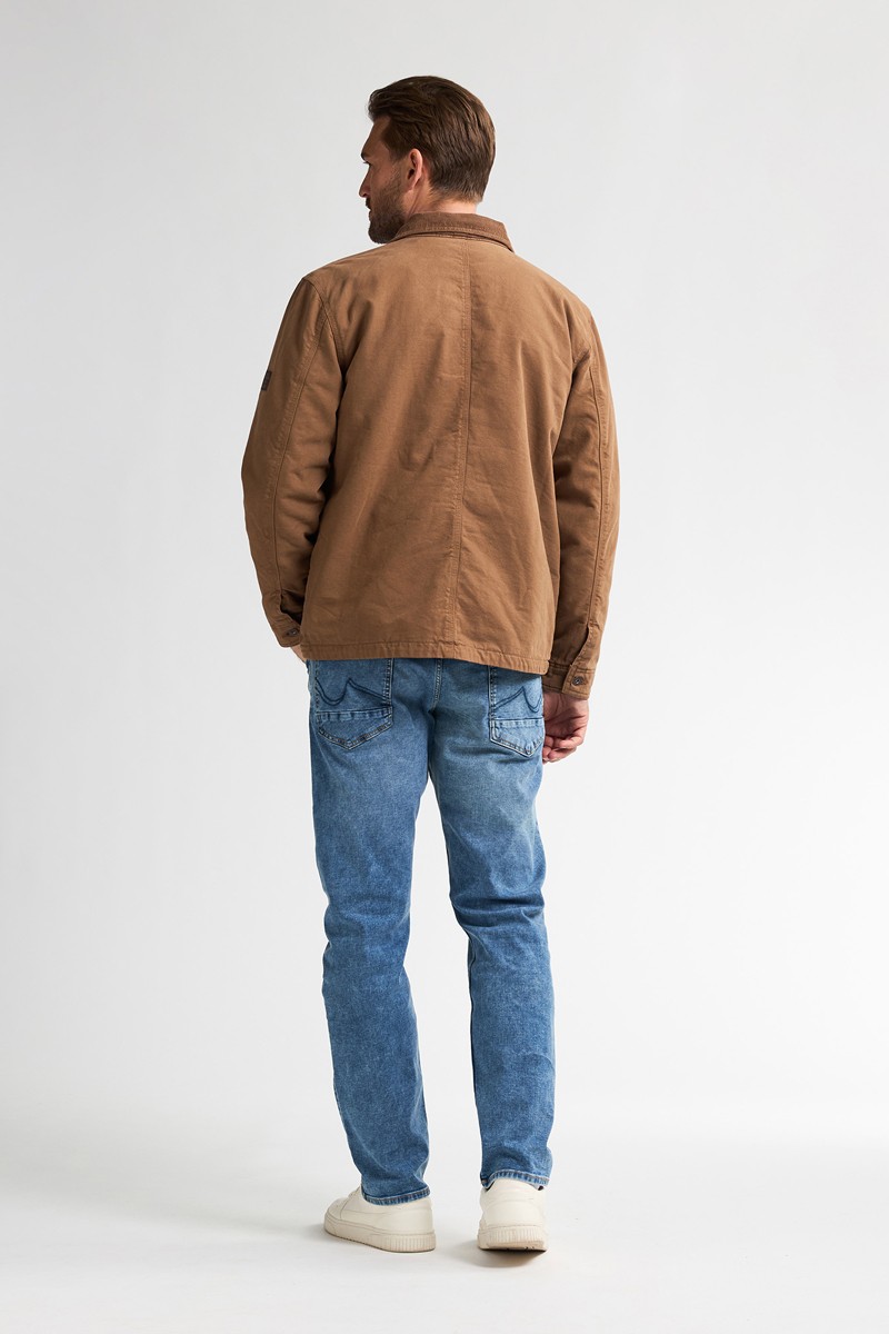  Cazadora marrón Petrol Industries con cuello de borreguito. Diseño cálido, resistente y con estilo casual perfecto para el invierno. 