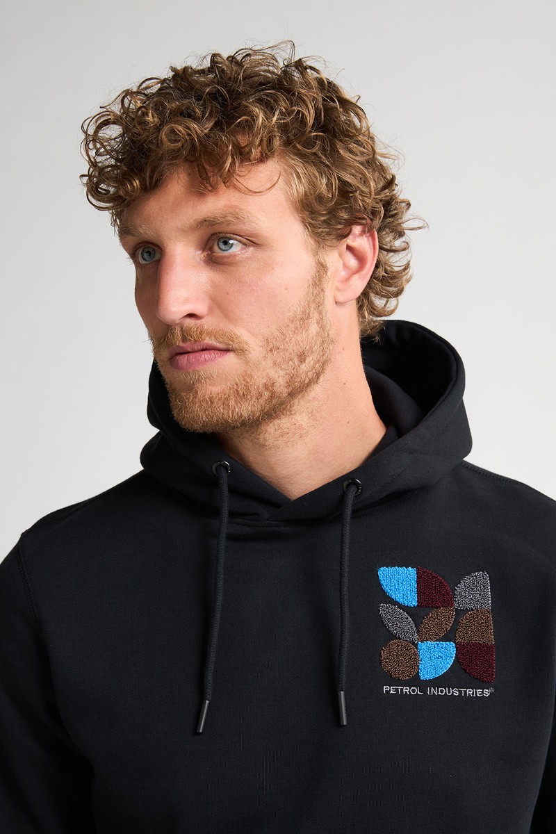  Sudadera negra de Petrol Industries con capucha ajustable y estampado geométrico. Ideal para un look moderno y desenfadado. 