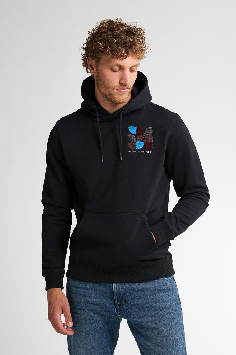  Sudadera negra de Petrol Industries con capucha ajustable y estampado geométrico. Ideal para un look moderno y desenfadado. 