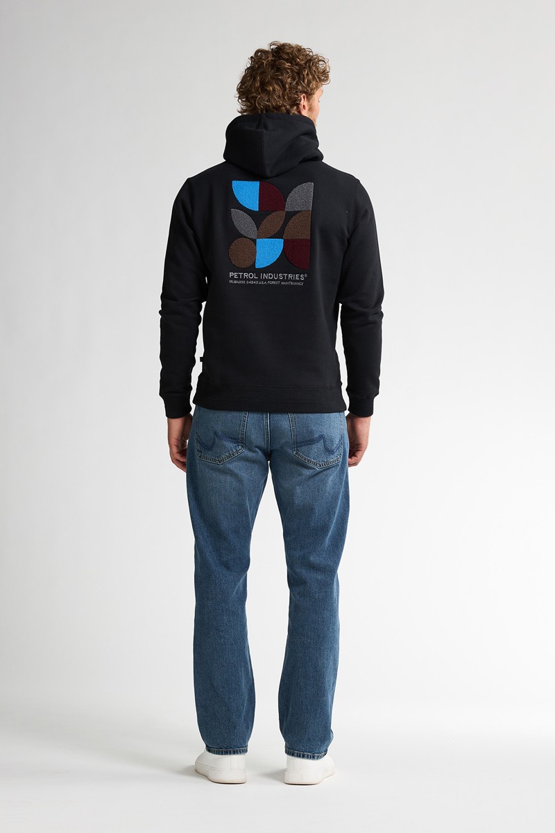  Sudadera negra de Petrol Industries con capucha ajustable y estampado geométrico. Ideal para un look moderno y desenfadado. 