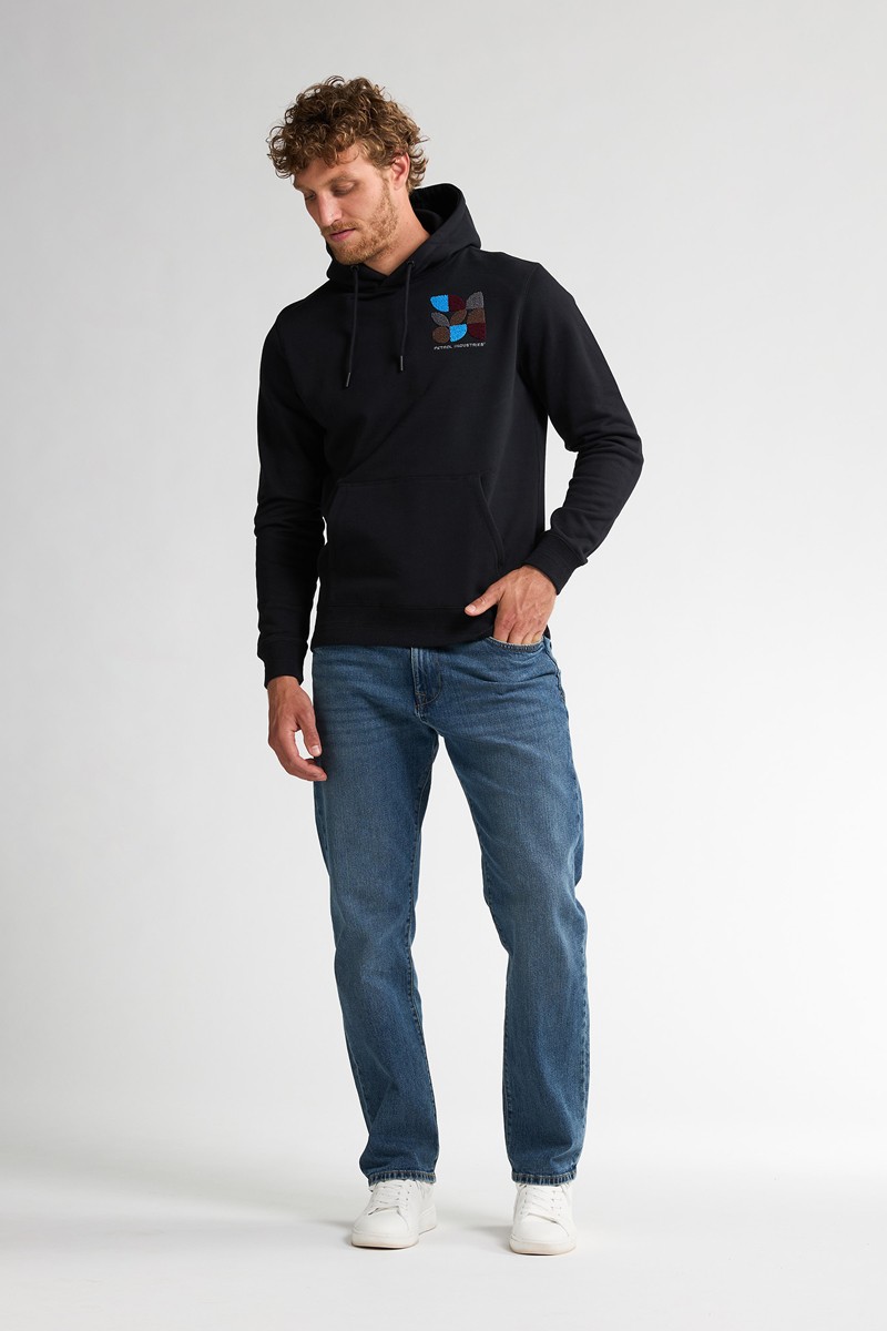  Sudadera negra de Petrol Industries con capucha ajustable y estampado geométrico. Ideal para un look moderno y desenfadado. 